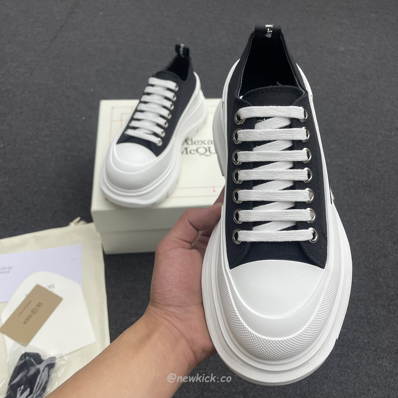 Alexander Mcqueen Tread Slick Low Lace Up Black White (9) - newkick.cc